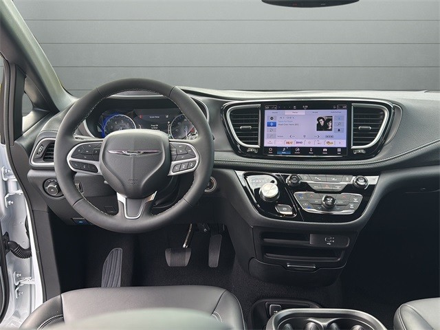 Chrysler Pacifica Vehicle Full-screen Gallery Image 12