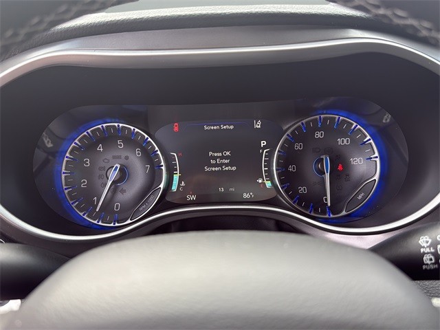 Chrysler Pacifica Vehicle Full-screen Gallery Image 13