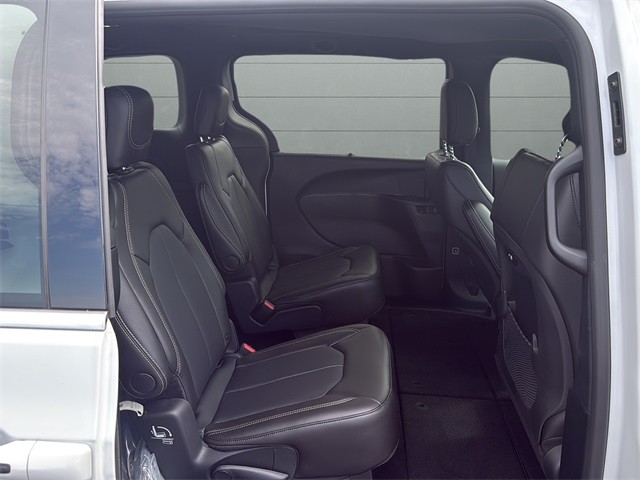 Chrysler Pacifica Vehicle Full-screen Gallery Image 14