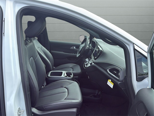 Chrysler Pacifica Vehicle Full-screen Gallery Image 15