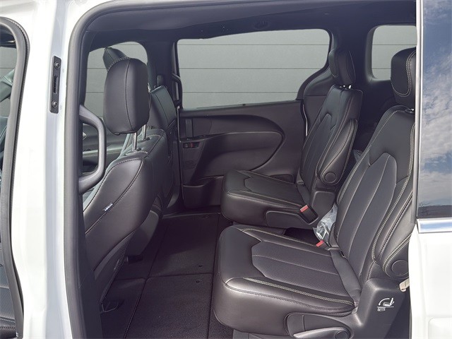 Chrysler Pacifica Vehicle Full-screen Gallery Image 17