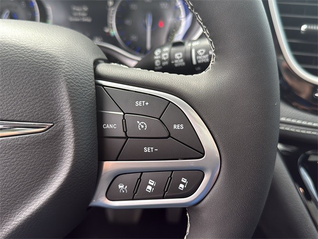 Chrysler Pacifica Vehicle Full-screen Gallery Image 18