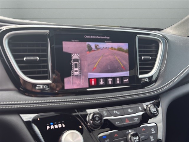 Chrysler Pacifica Vehicle Full-screen Gallery Image 21