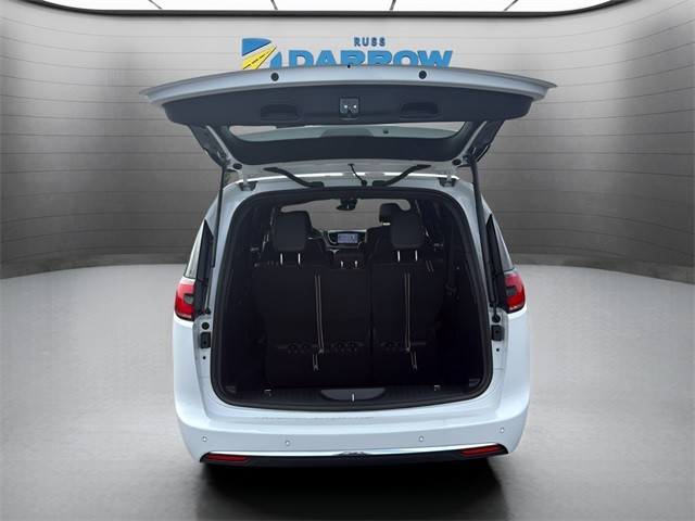 Chrysler Pacifica Vehicle Full-screen Gallery Image 24