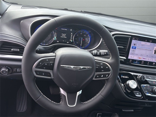 Chrysler Pacifica Vehicle Full-screen Gallery Image 25