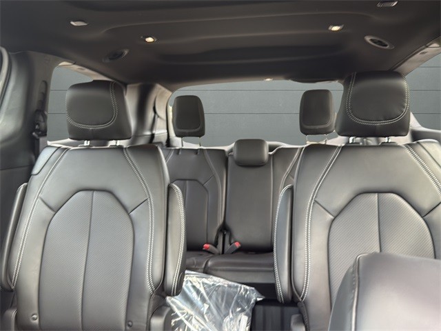 Chrysler Pacifica Vehicle Full-screen Gallery Image 26