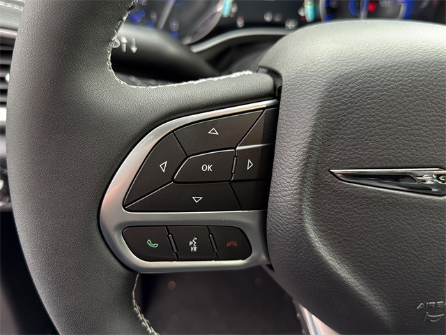 Chrysler Pacifica Vehicle Full-screen Gallery Image 9