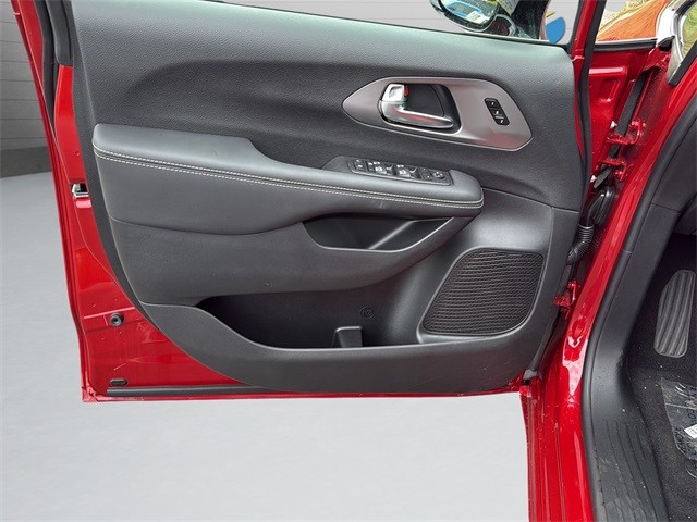 Chrysler Pacifica Vehicle Full-screen Gallery Image 11