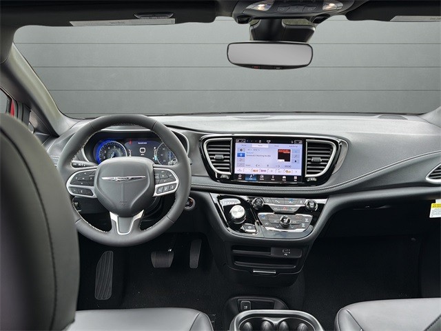 Chrysler Pacifica Vehicle Full-screen Gallery Image 12