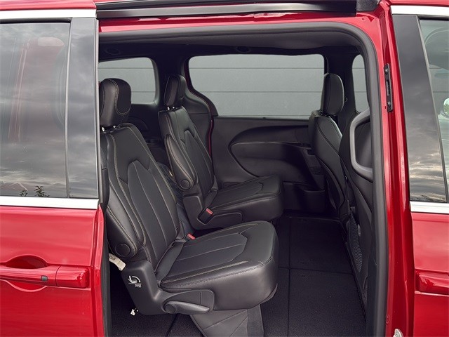 Chrysler Pacifica Vehicle Full-screen Gallery Image 14