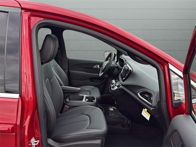 Chrysler Pacifica Vehicle Full-screen Gallery Image 15