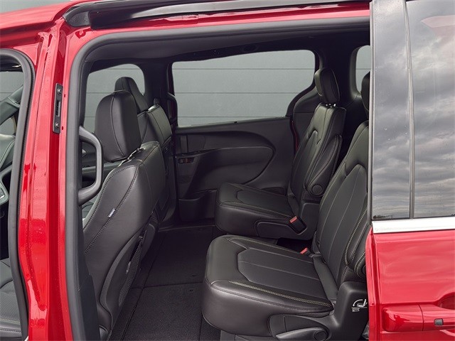 Chrysler Pacifica Vehicle Full-screen Gallery Image 17