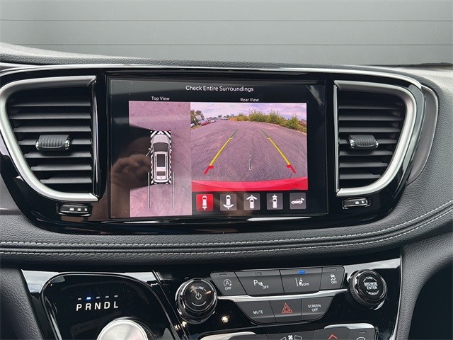 Chrysler Pacifica Vehicle Full-screen Gallery Image 21