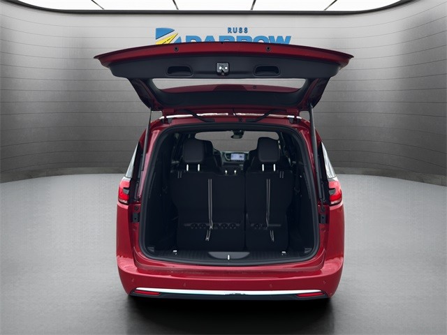 Chrysler Pacifica Vehicle Full-screen Gallery Image 24