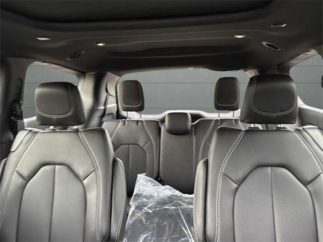 Chrysler Pacifica Vehicle Full-screen Gallery Image 26