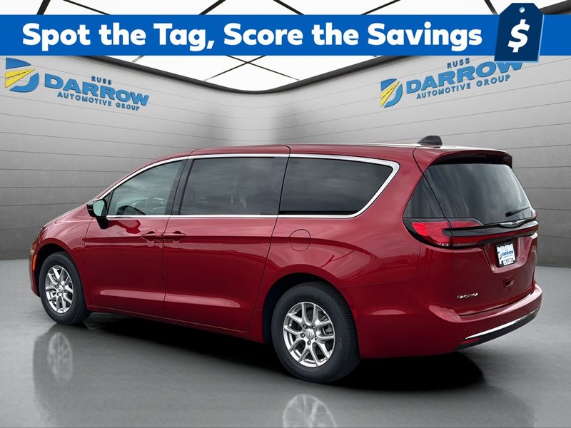 Chrysler Pacifica Vehicle Full-screen Gallery Image 3