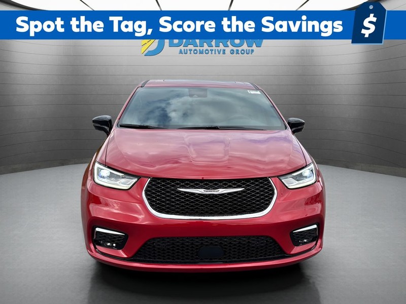 Chrysler Pacifica Vehicle Full-screen Gallery Image 8