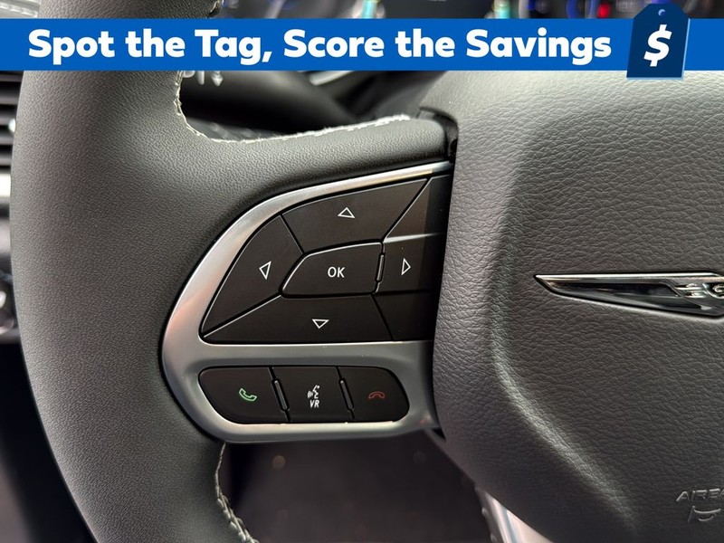 Chrysler Pacifica Vehicle Full-screen Gallery Image 9