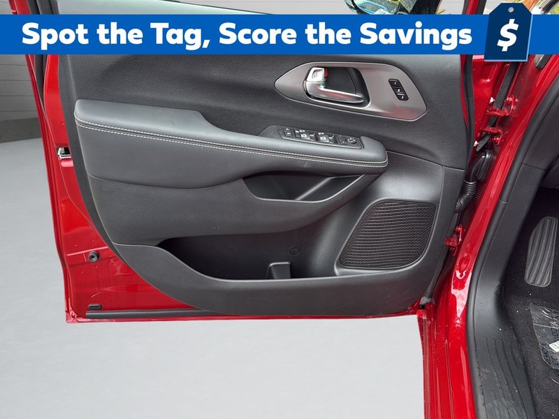 Chrysler Pacifica Vehicle Full-screen Gallery Image 11