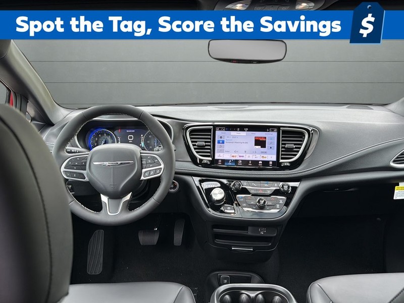 Chrysler Pacifica Vehicle Full-screen Gallery Image 12