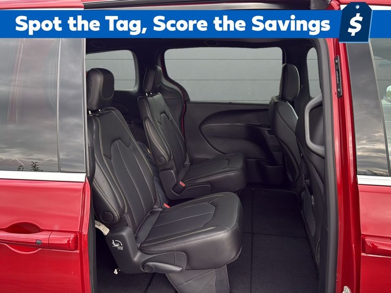 Chrysler Pacifica Vehicle Full-screen Gallery Image 14