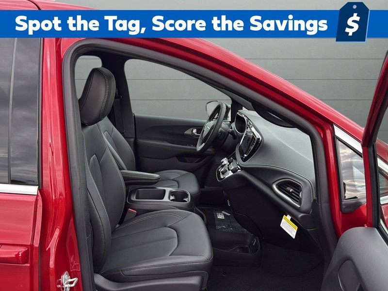 Chrysler Pacifica Vehicle Full-screen Gallery Image 15