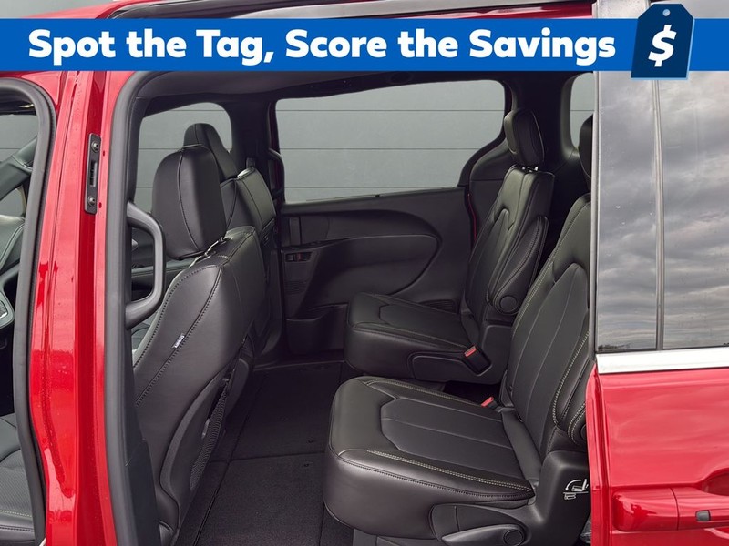 Chrysler Pacifica Vehicle Full-screen Gallery Image 17