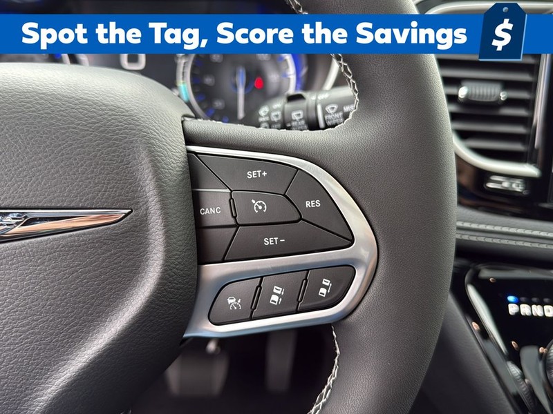 Chrysler Pacifica Vehicle Full-screen Gallery Image 18