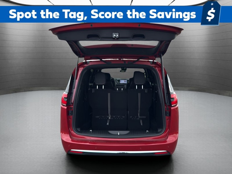 Chrysler Pacifica Vehicle Full-screen Gallery Image 24