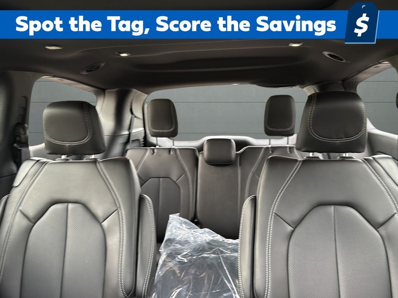 Chrysler Pacifica Vehicle Full-screen Gallery Image 26