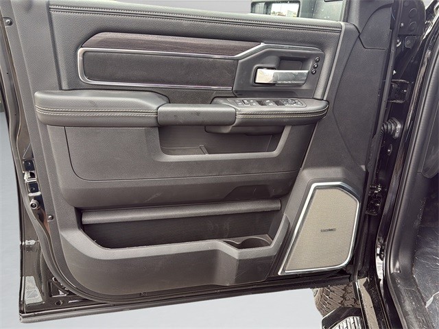 Ram 2500 Vehicle Full-screen Gallery Image 11