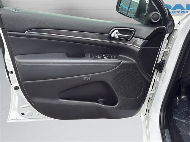 Jeep Grand Cherokee Vehicle Full-screen Gallery Image 11