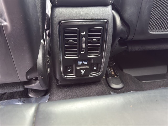 Jeep Grand Cherokee Vehicle Full-screen Gallery Image 18