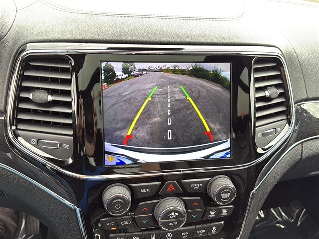 Jeep Grand Cherokee Vehicle Full-screen Gallery Image 24