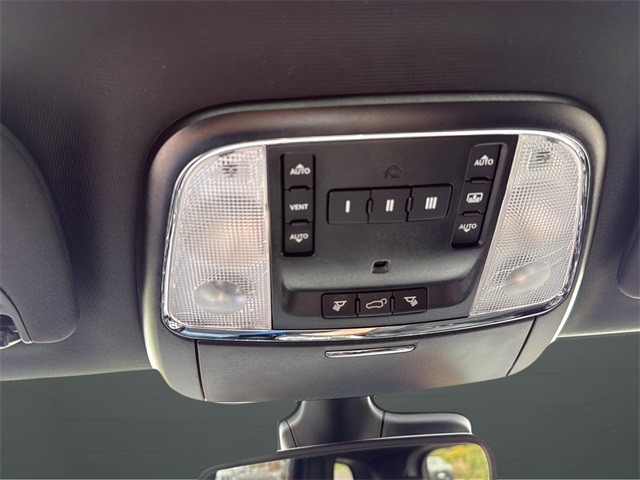 Jeep Grand Cherokee Vehicle Full-screen Gallery Image 25