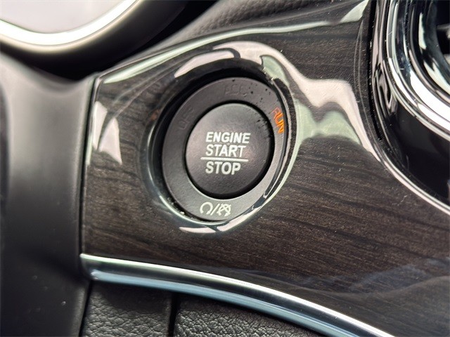 Jeep Grand Cherokee Vehicle Full-screen Gallery Image 26