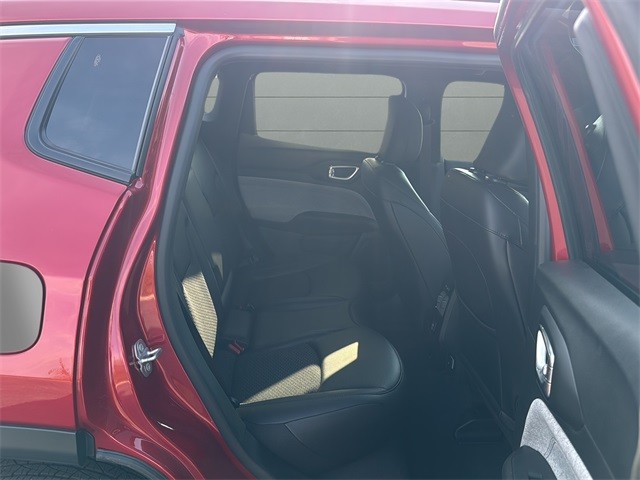 Jeep Compass Vehicle Full-screen Gallery Image 14