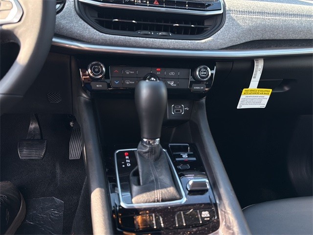 Jeep Compass Vehicle Full-screen Gallery Image 21