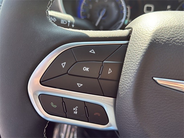 Chrysler Pacifica Vehicle Full-screen Gallery Image 9