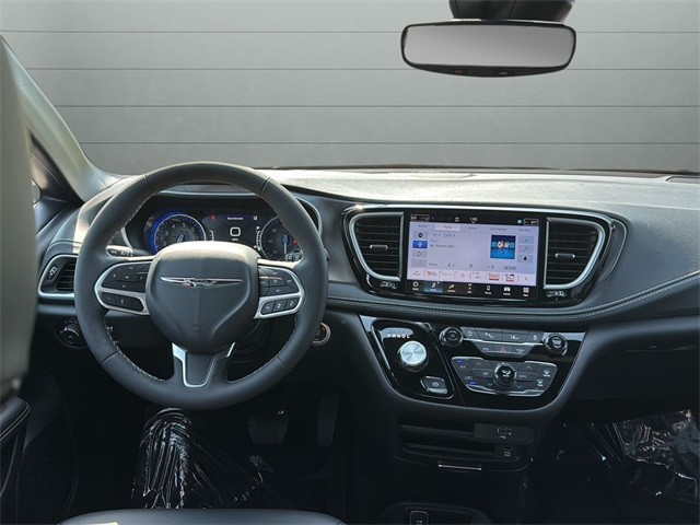 Chrysler Pacifica Vehicle Full-screen Gallery Image 12