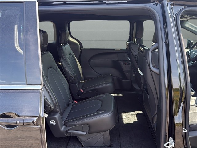 Chrysler Pacifica Vehicle Full-screen Gallery Image 14