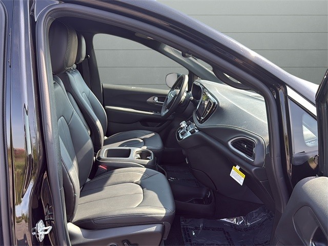 Chrysler Pacifica Vehicle Full-screen Gallery Image 15