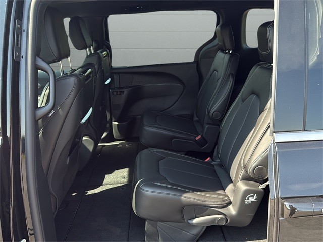 Chrysler Pacifica Vehicle Full-screen Gallery Image 16