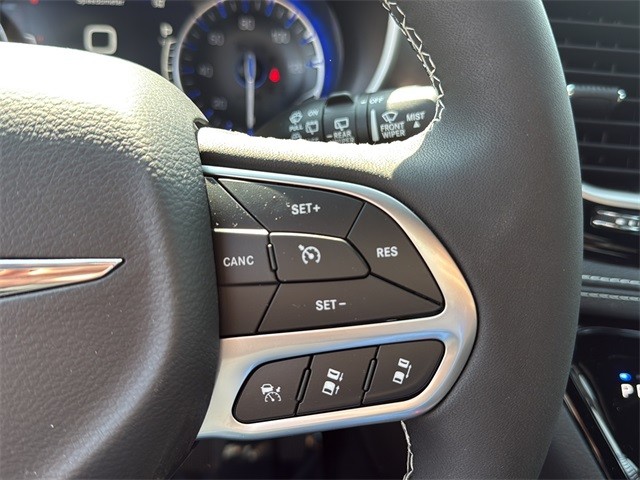 Chrysler Pacifica Vehicle Full-screen Gallery Image 17