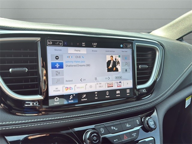 Chrysler Pacifica Vehicle Full-screen Gallery Image 19