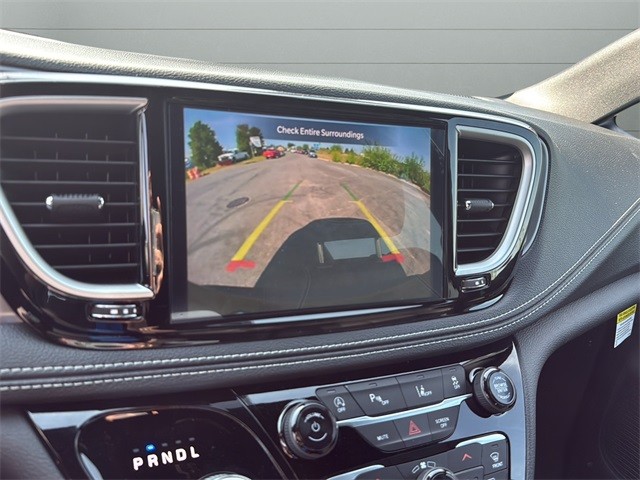 Chrysler Pacifica Vehicle Full-screen Gallery Image 20