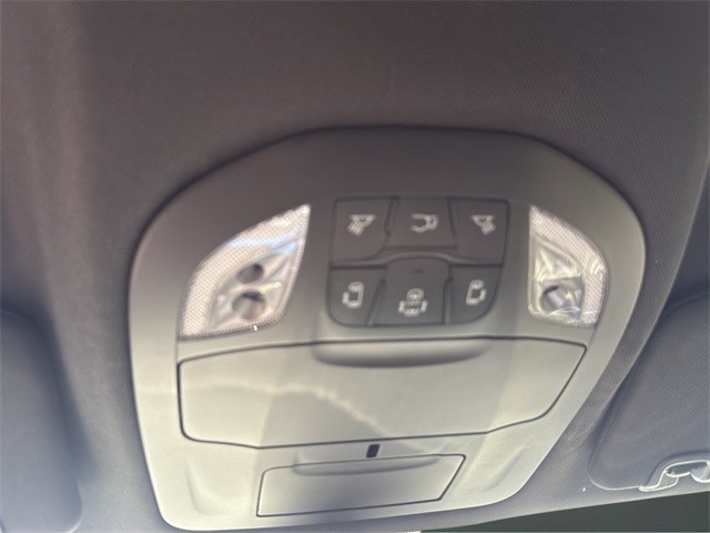 Chrysler Pacifica Vehicle Full-screen Gallery Image 21