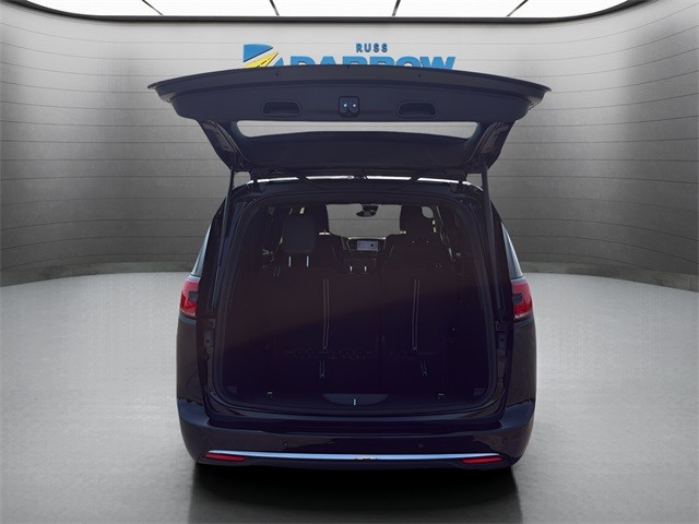 Chrysler Pacifica Vehicle Full-screen Gallery Image 23