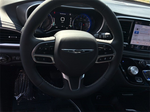 Chrysler Pacifica Vehicle Full-screen Gallery Image 24