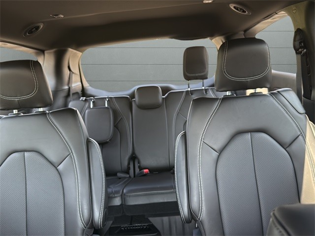 Chrysler Pacifica Vehicle Full-screen Gallery Image 25